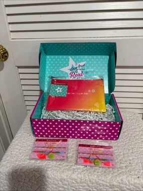 American Girl Pink Polka Dot Gift Box with Teal Interior and Rainbow Pouch